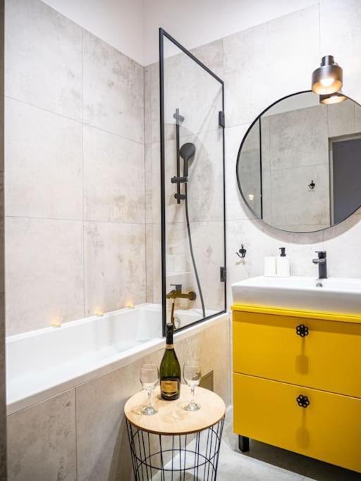 Chic Apartment In Historic Koneser Area วอร์ซอ ภายนอก รูปภาพ