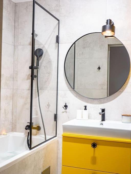 Chic Apartment In Historic Koneser Area วอร์ซอ ภายนอก รูปภาพ
