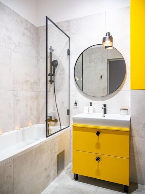 Chic Apartment In Historic Koneser Area วอร์ซอ ภายนอก รูปภาพ