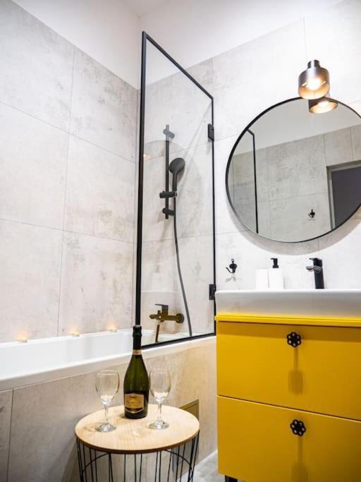 Chic Apartment In Historic Koneser Area วอร์ซอ ภายนอก รูปภาพ